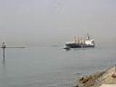 un bateau se prsentant   l'entre du canal de Suez