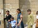 un groupe d'colires visitant la Citadelle