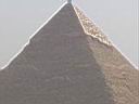 pyramide de Khephren avec une partie de son revetement