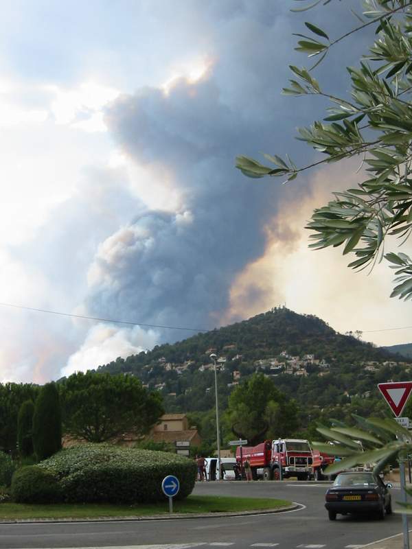 feu arrivant sur  le Collet Redon  à la Bouverie en Juillet 2003; au premier plan le PC des pompiers !