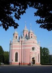 belle église sur la route de Peterhof